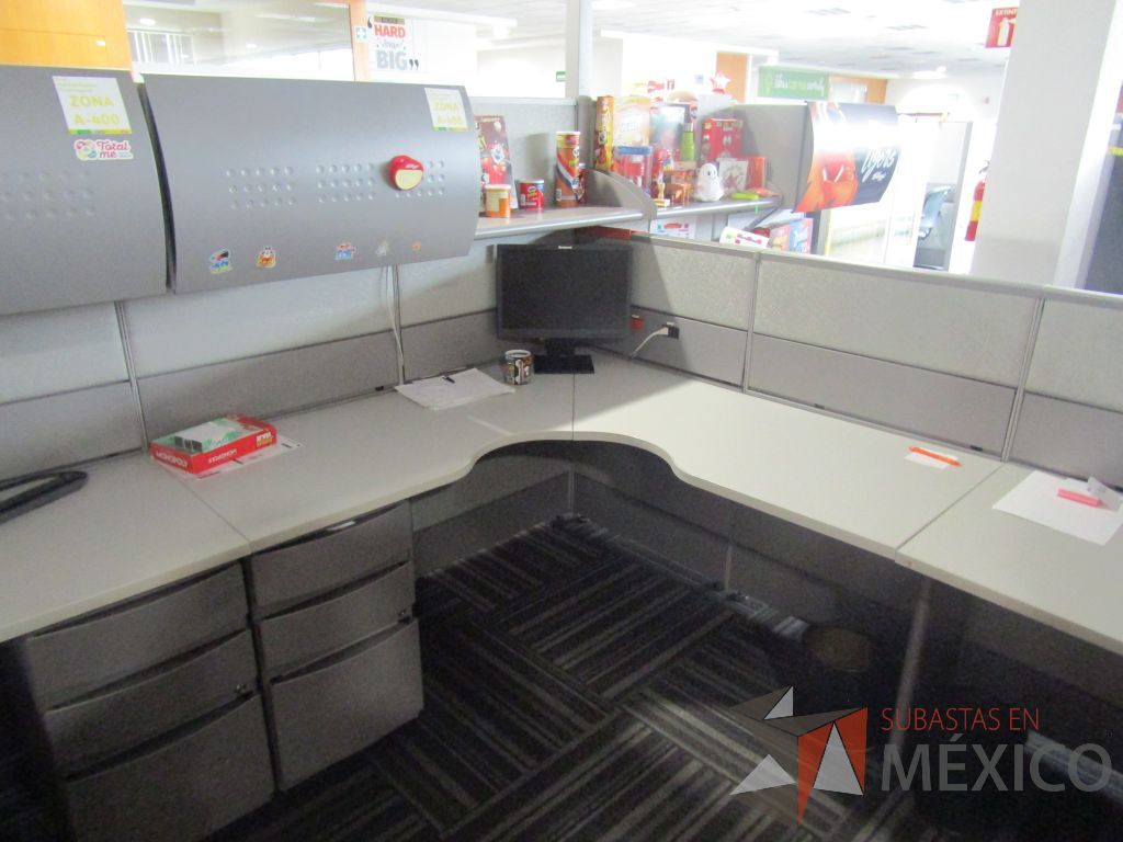 Lote 032 - Estación de trabajo para 20 personas con mampara alta con 20 gavetas - Imagen 15
