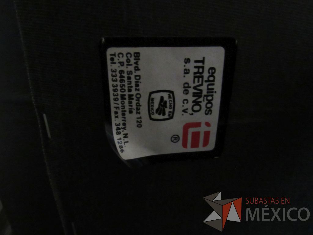 Lote 041 - 7 Sillas operativas con ruedas, descansabrazos, asiento y respaldo tipo piel color negro - Imagen 7