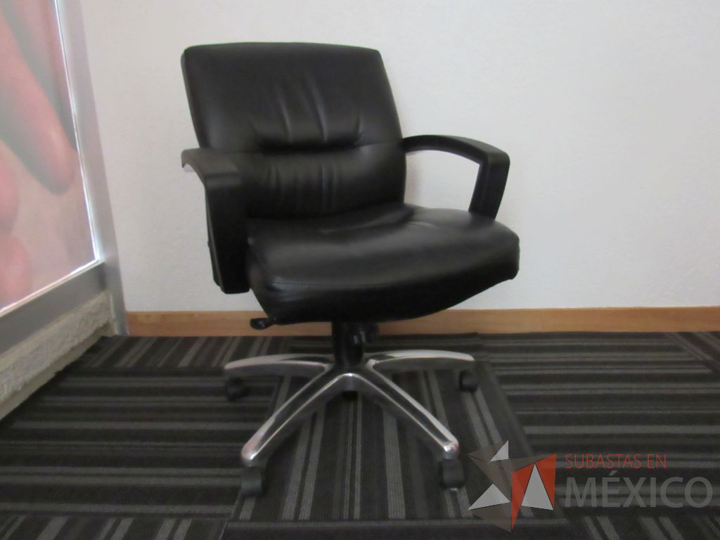 Lote 042 - 4 Sillas operativas con ruedas, base cromada, descansabrazos, asiento y respaldo tipo piel color negro