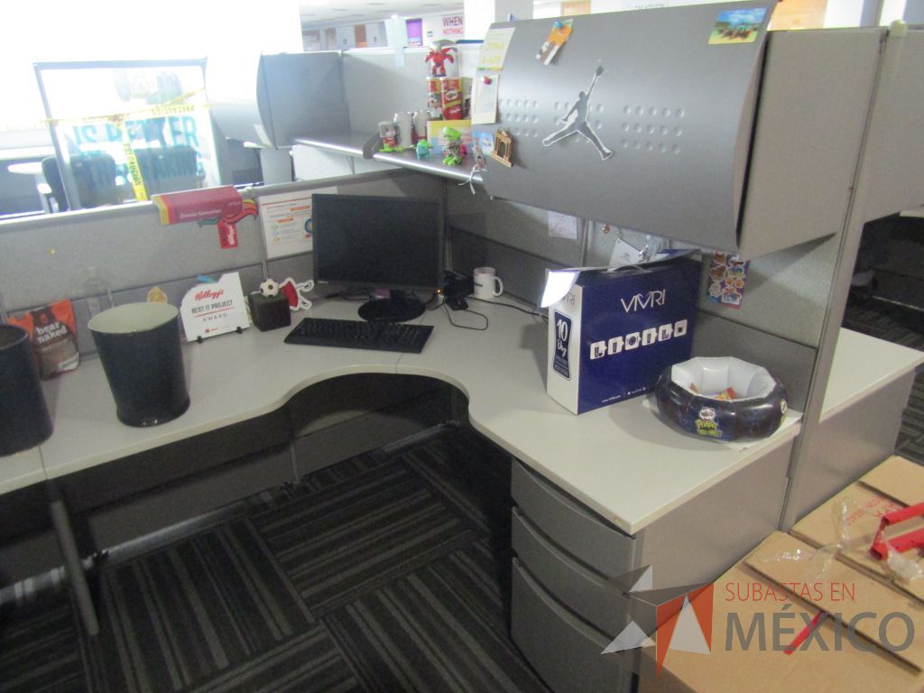 Lote 032 - Estación de trabajo para 20 personas con mampara alta con 20 gavetas - Imagen 18