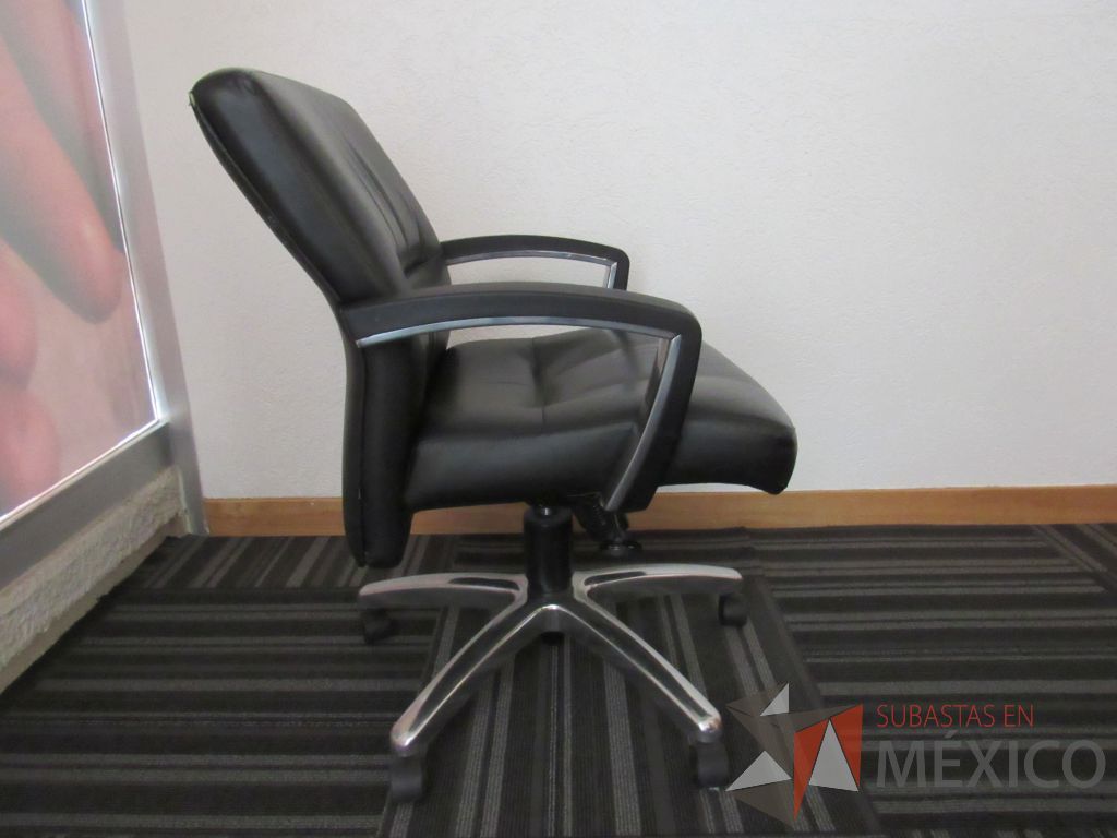 Lote 052 - 12 Sillas operativas con ruedas, base cromada, descansabrazos, asiento y respaldo tipo piel color negro - Imagen 2