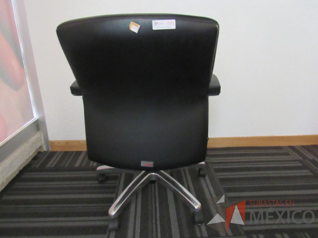 Lote 042 - 4 Sillas operativas con ruedas, base cromada, descansabrazos, asiento y respaldo tipo piel color negro - Imagen 3