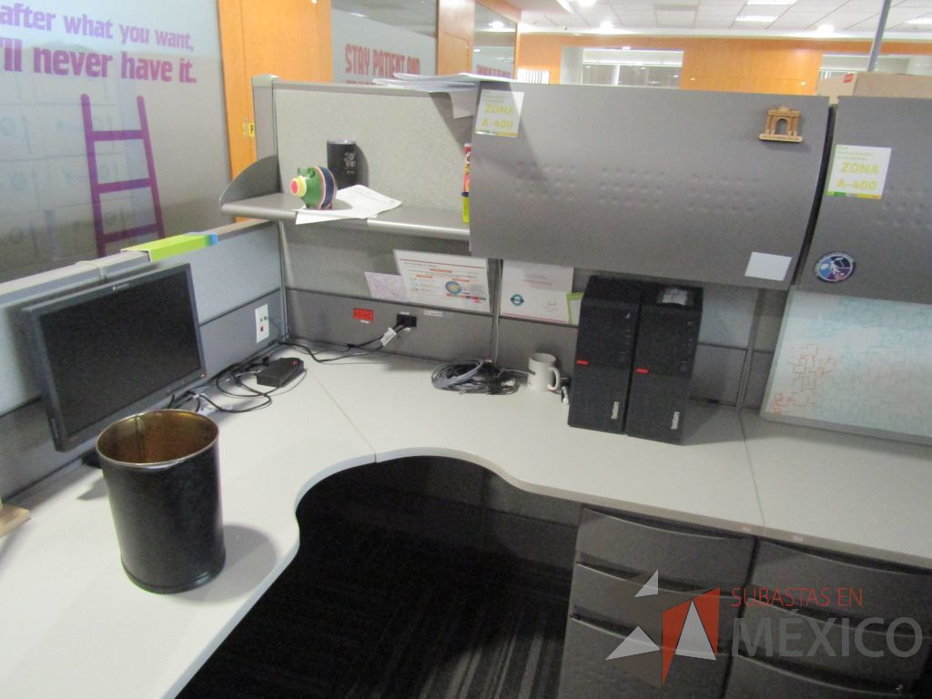 Lote 032 - Estación de trabajo para 20 personas con mampara alta con 20 gavetas - Imagen 20