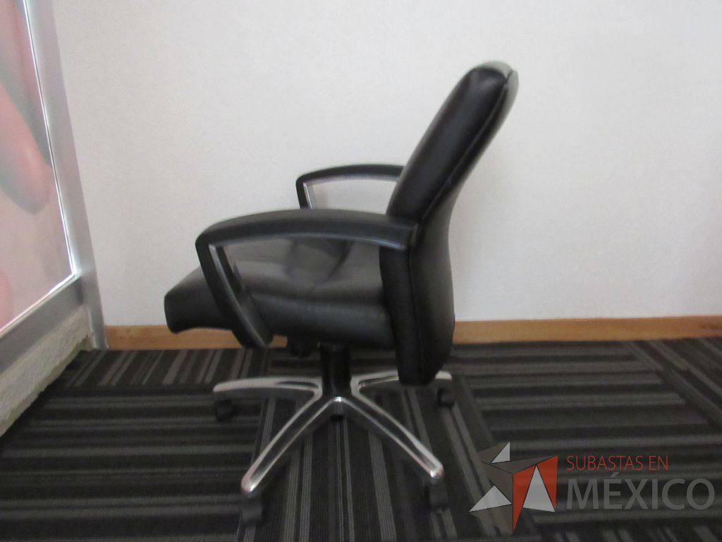 Lote 042 - 4 Sillas operativas con ruedas, base cromada, descansabrazos, asiento y respaldo tipo piel color negro - Imagen 4