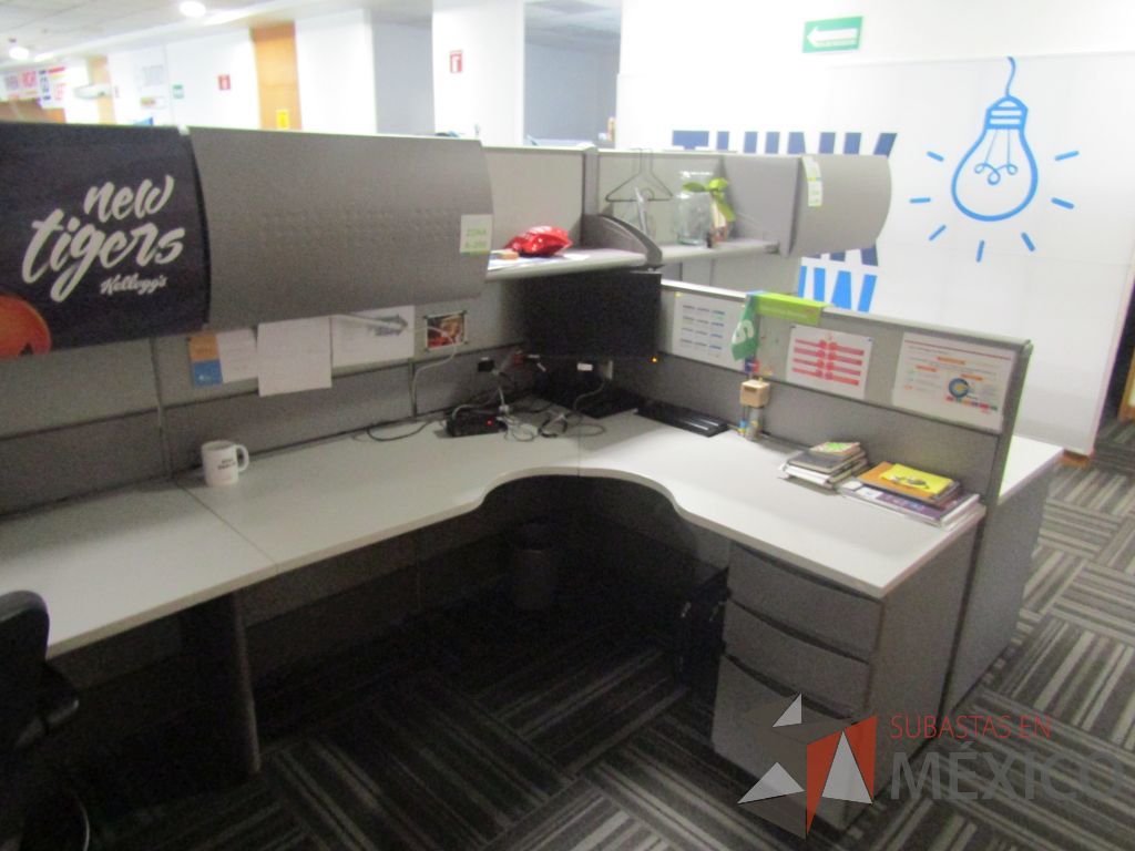 Lote 015 - Estación de trabajo para 10 personas de mampara alta con 10 gavetas - Imagen 14