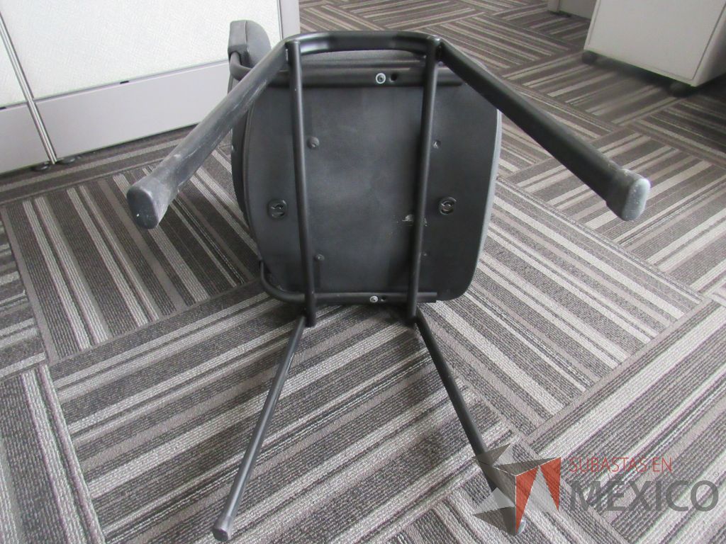 Lote 047 - 12 Sillas de visita con 4 patas metálicas, asiento y respaldo en tela color gris - Imagen 5