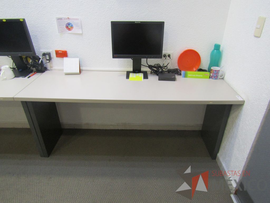 Lote 018 - Mesa de trabajo rectangular empotrada para 4 personas en 4 piezas con base metálica y cubierta color gris - Imagen 4