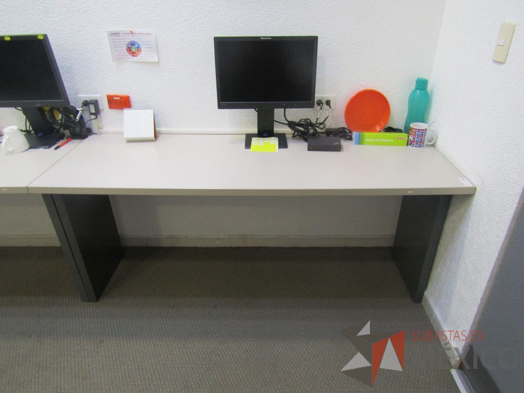Lote 018 - Mesa de trabajo rectangular empotrada para 4 personas en 4 piezas con base metálica y cubierta color gris - Imagen 5