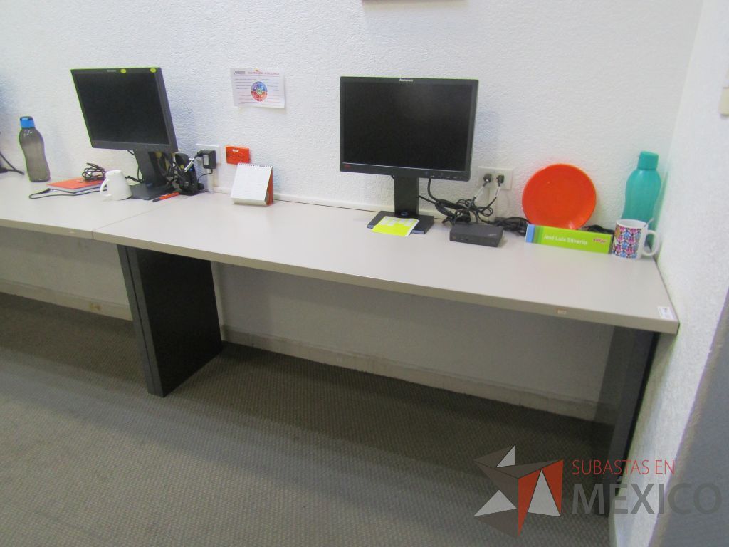 Lote 018 - Mesa de trabajo rectangular empotrada para 4 personas en 4 piezas con base metálica y cubierta color gris - Imagen 6