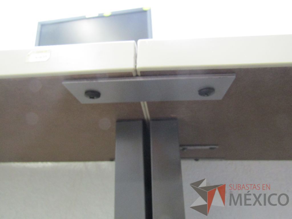 Lote 018 - Mesa de trabajo rectangular empotrada para 4 personas en 4 piezas con base metálica y cubierta color gris - Imagen 7