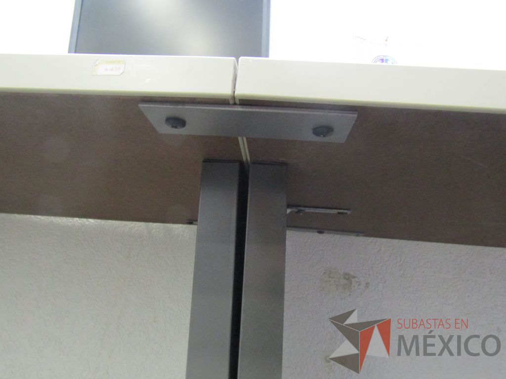 Lote 018 - Mesa de trabajo rectangular empotrada para 4 personas en 4 piezas con base metálica y cubierta color gris - Imagen 8