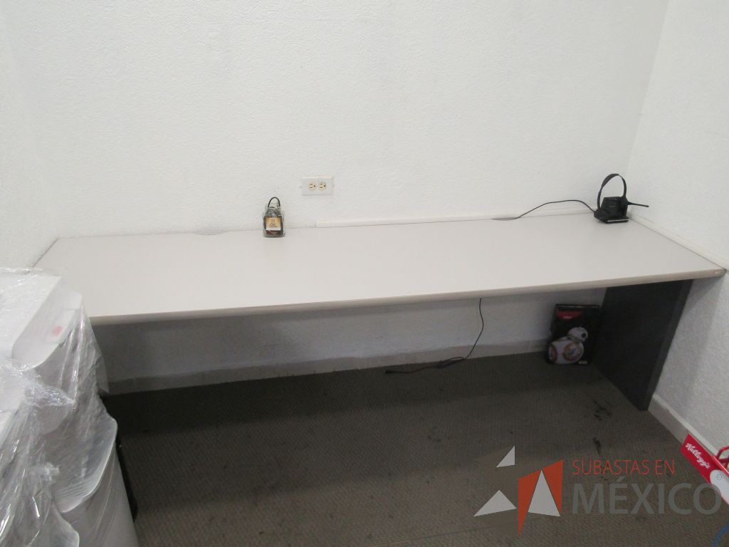 Lote 017 - Mesa de trabajo rectangular empotrada para 2 personas con base metálica y cubierta color gris - Imagen 4