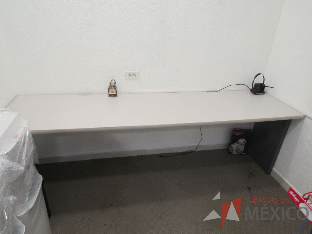 Lote 017 - Mesa de trabajo rectangular empotrada para 2 personas con base metálica y cubierta color gris - Imagen 5