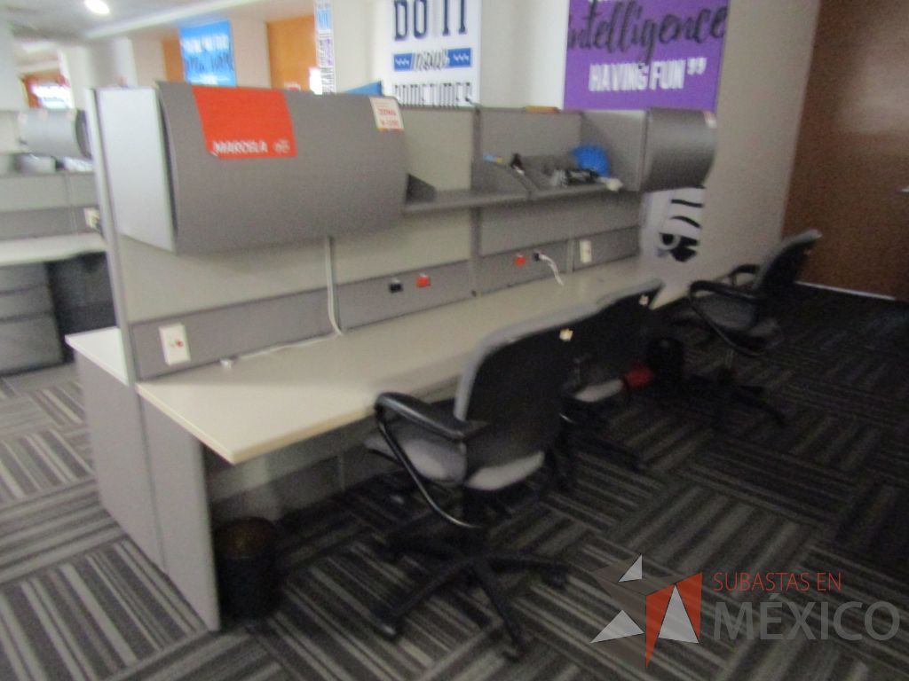 Lote 019 - Estación de trabajo para 8 personas de mampara alta con 8 gavetas - Imagen 6