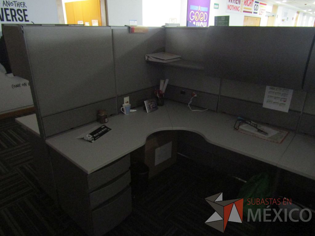 Lote 019 - Estación de trabajo para 8 personas de mampara alta con 8 gavetas - Imagen 9