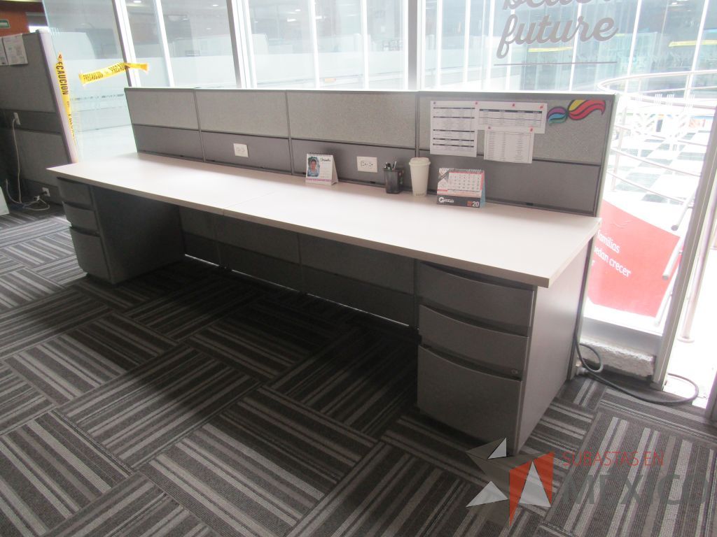 Lote 020 - Estación de trabajo para 2 personas de mampara baja con 2 archiveros metálicos de 3 cajones - Imagen 6