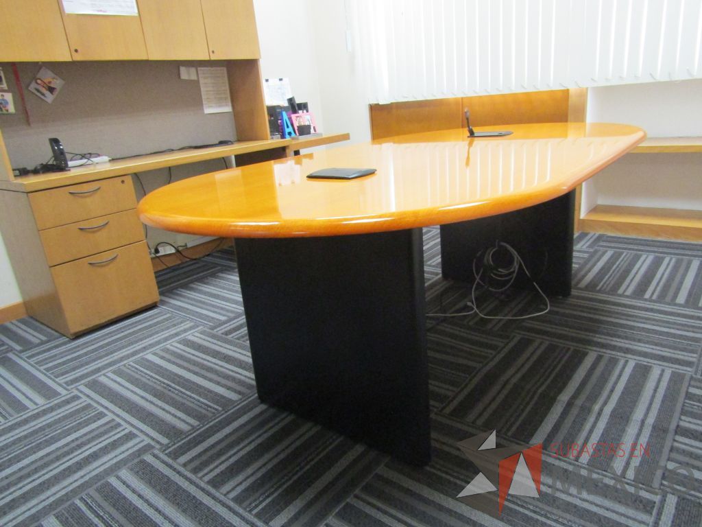 Lote 006 - Mesa de sala de juntas para 4 personas con base color negro - Imagen 4