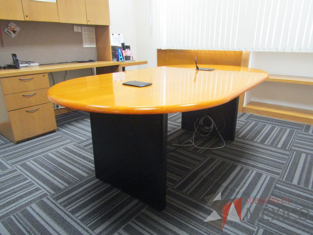Lote 006 - Mesa de sala de juntas para 4 personas con base color negro - Imagen 5