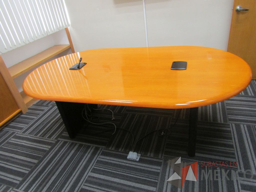 Lote 006 - Mesa de sala de juntas para 4 personas con base color negro
