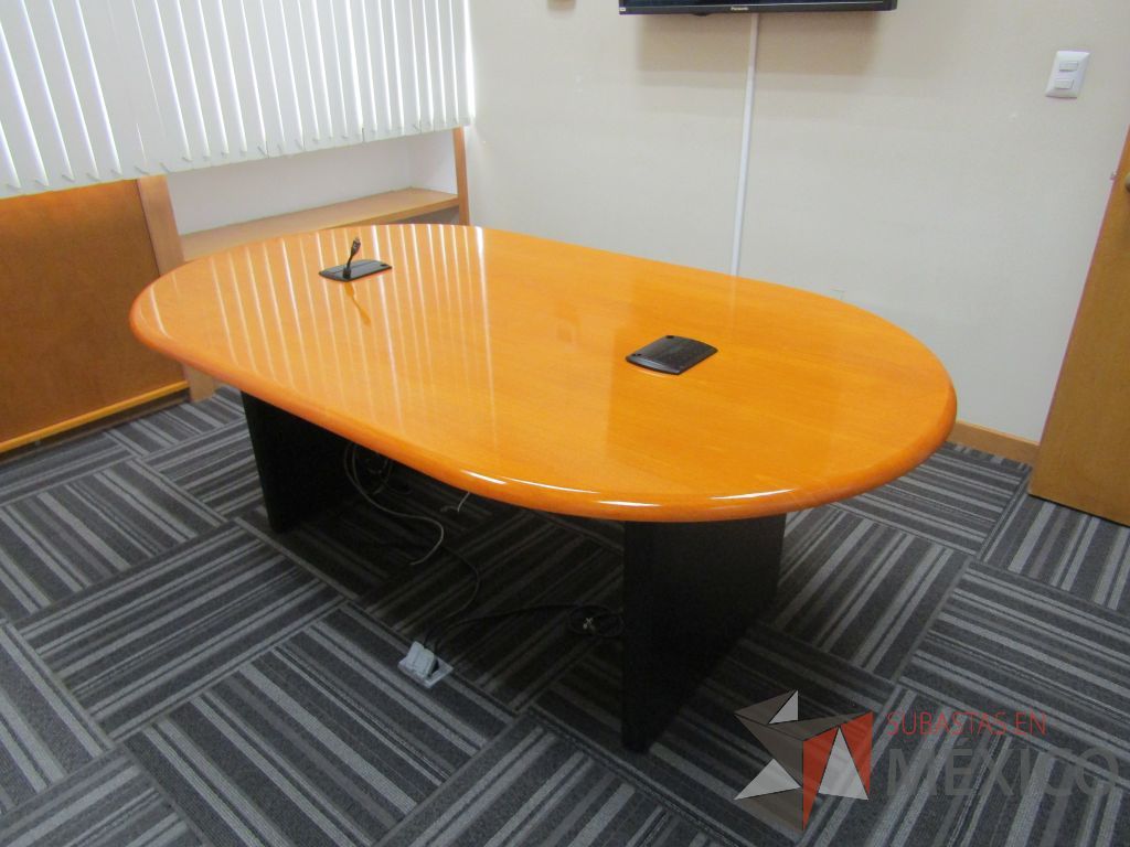 Lote 006 - Mesa de sala de juntas para 4 personas con base color negro - Imagen 2