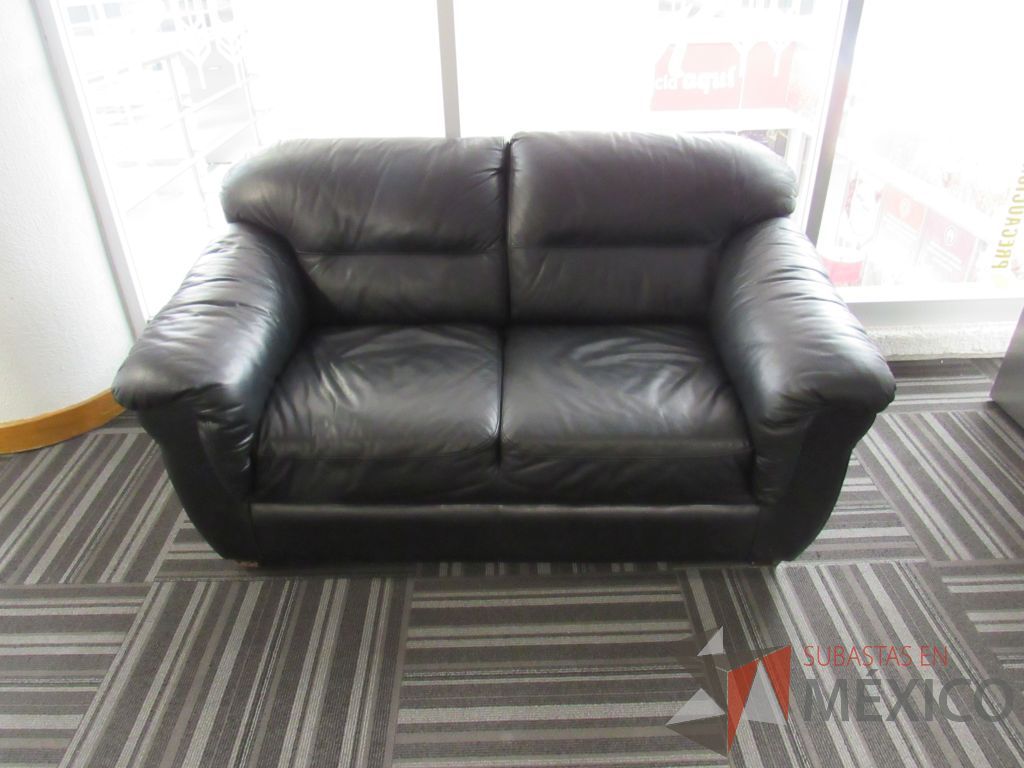 Lote 002 - Sillón de 2 plazas con asiento y respaldo tipo piel color negro