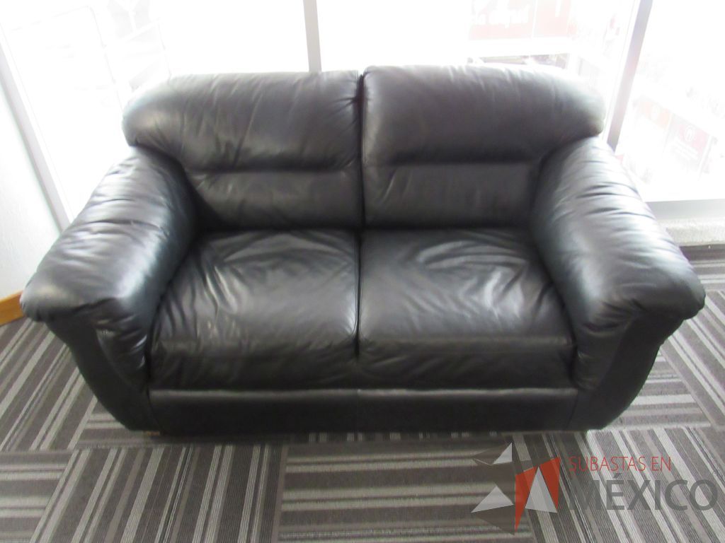 Lote 002 - Sillón de 2 plazas con asiento y respaldo tipo piel color negro - Imagen 2