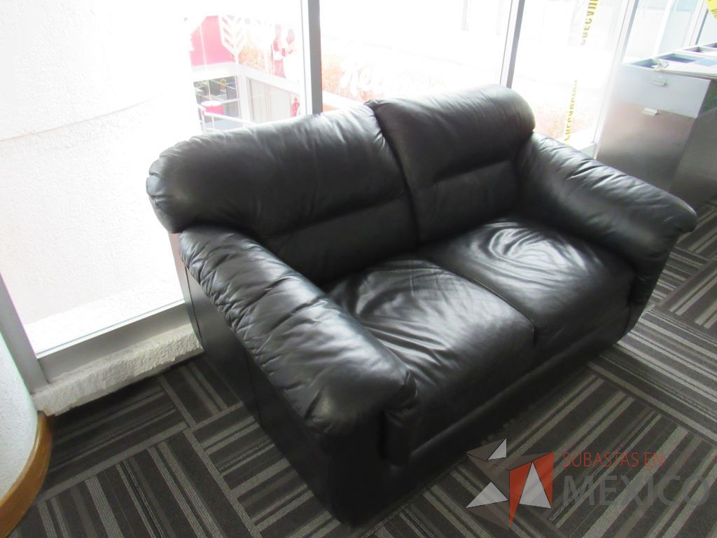 Lote 002 - Sillón de 2 plazas con asiento y respaldo tipo piel color negro - Imagen 3