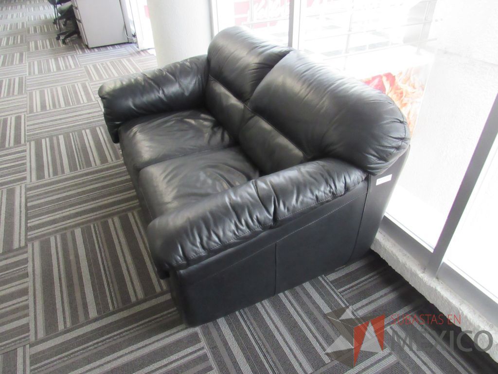 Lote 002 - Sillón de 2 plazas con asiento y respaldo tipo piel color negro - Imagen 4