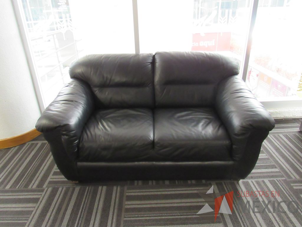 Lote 002 - Sillón de 2 plazas con asiento y respaldo tipo piel color negro - Imagen 5