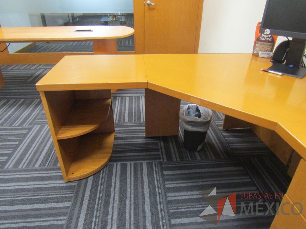 Lote 027 - Escritorio en escuadra con 5 cajones y gabinete superior de 4 puertas color madera - Imagen 8