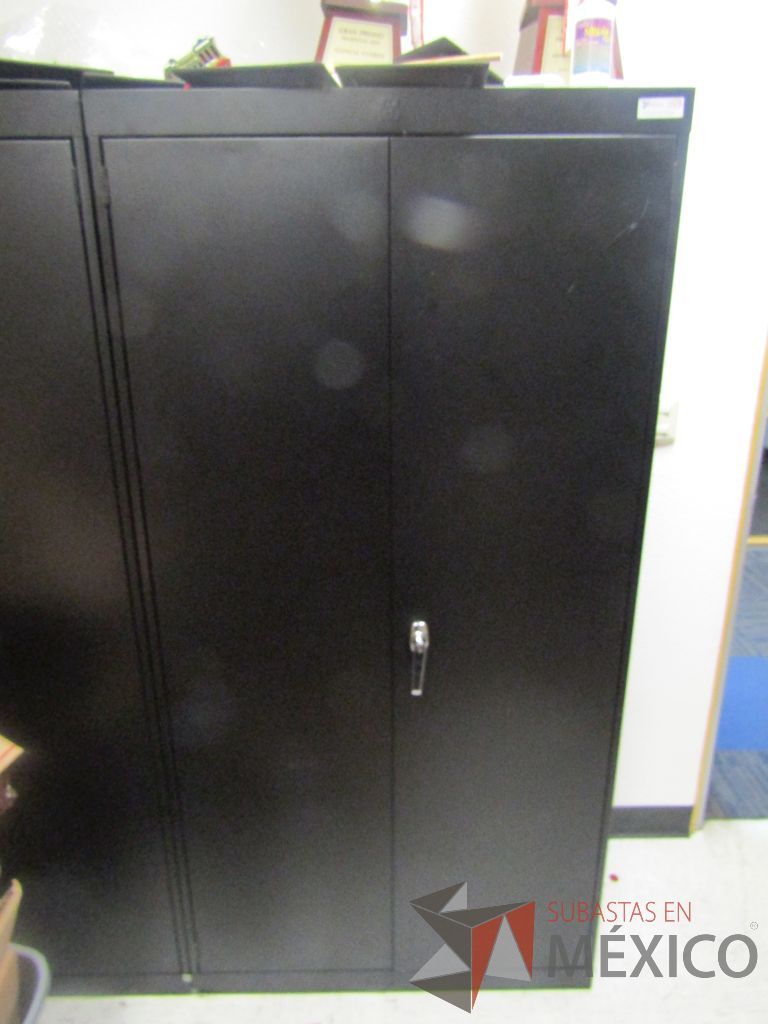 Lote 057 - 2 Gabinetes metálicos de 2 puertas color negro