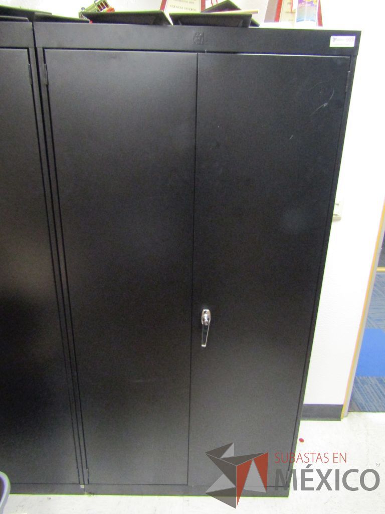 Lote 057 - 2 Gabinetes metálicos de 2 puertas color negro - Imagen 4
