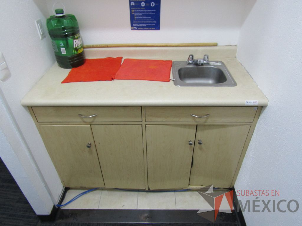 Lote 130 - Mueble con tarja, 4 puertas y 2 cajones. Alacena con 4 puertas - Imagen 2