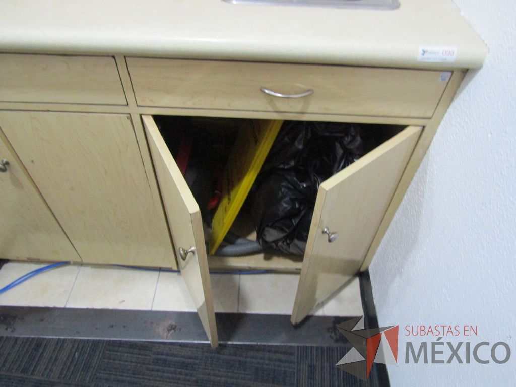 Lote 130 - Mueble con tarja, 4 puertas y 2 cajones. Alacena con 4 puertas - Imagen 7