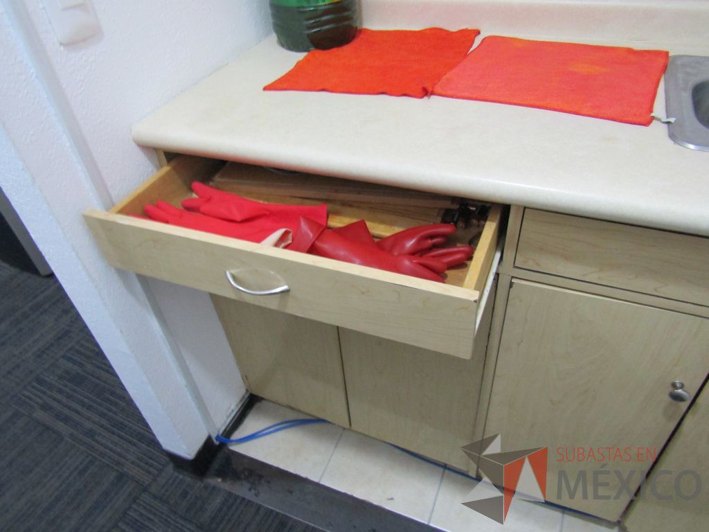 Lote 130 - Mueble con tarja, 4 puertas y 2 cajones. Alacena con 4 puertas - Imagen 12