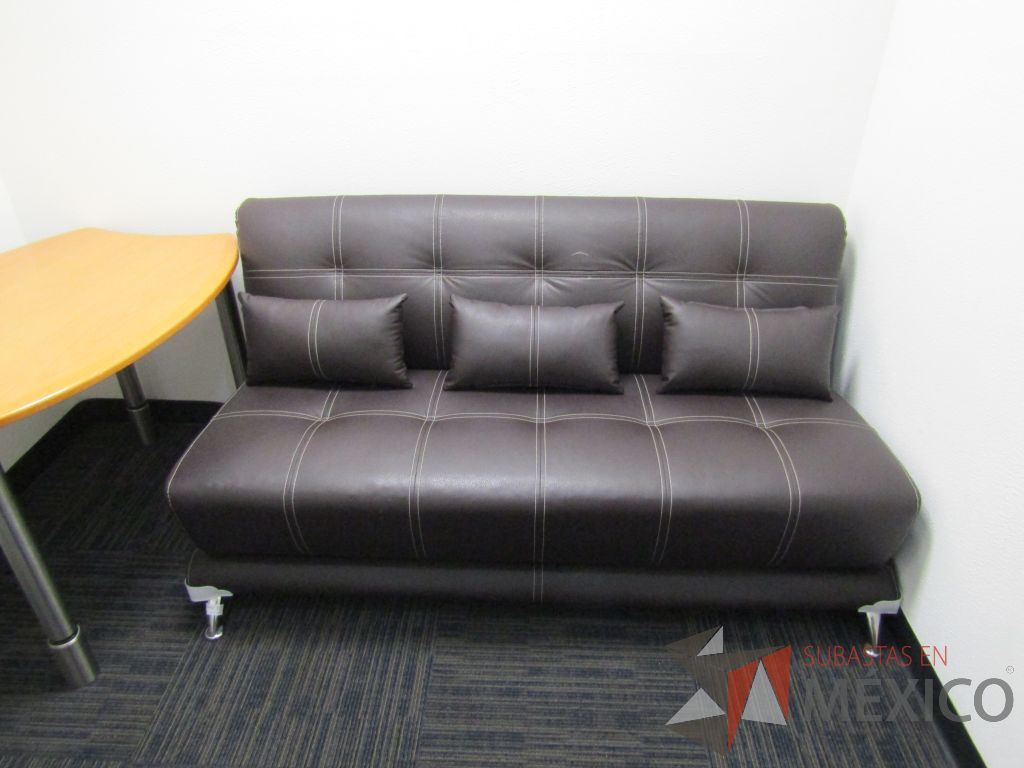 Lote 037 - Sillón de 3 plazas tipo piel con 4 patas metálicas, color negro