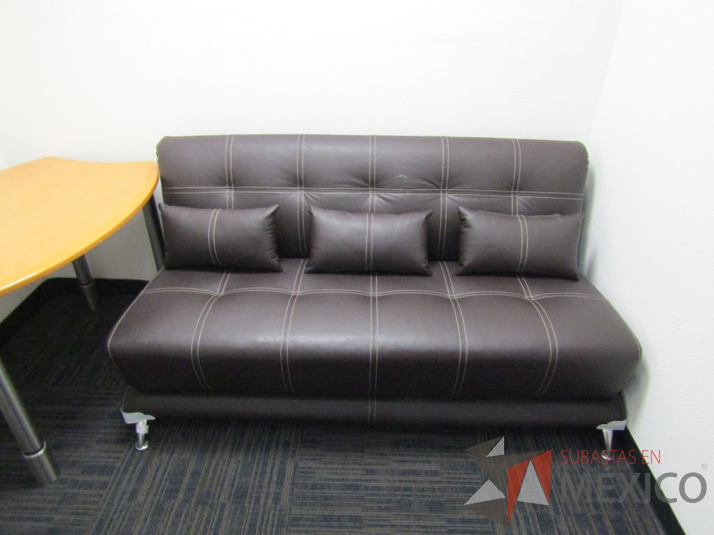 Lote 037 - Sillón de 3 plazas tipo piel con 4 patas metálicas, color negro - Imagen 2