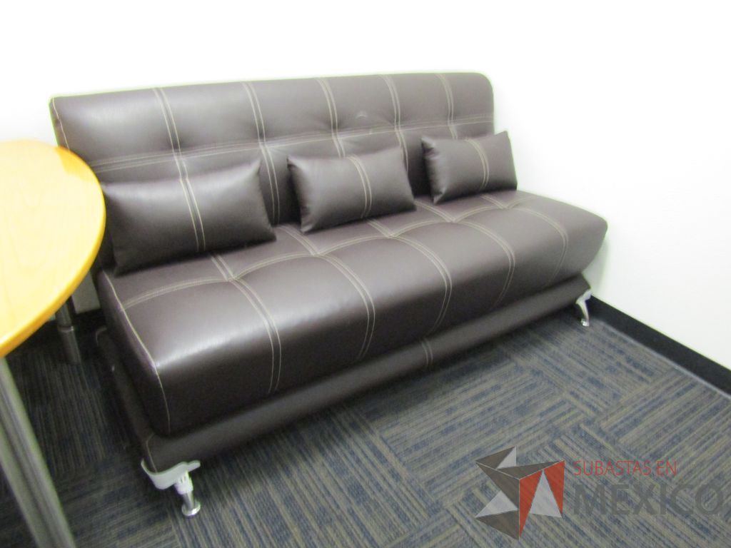 Lote 037 - Sillón de 3 plazas tipo piel con 4 patas metálicas, color negro - Imagen 3