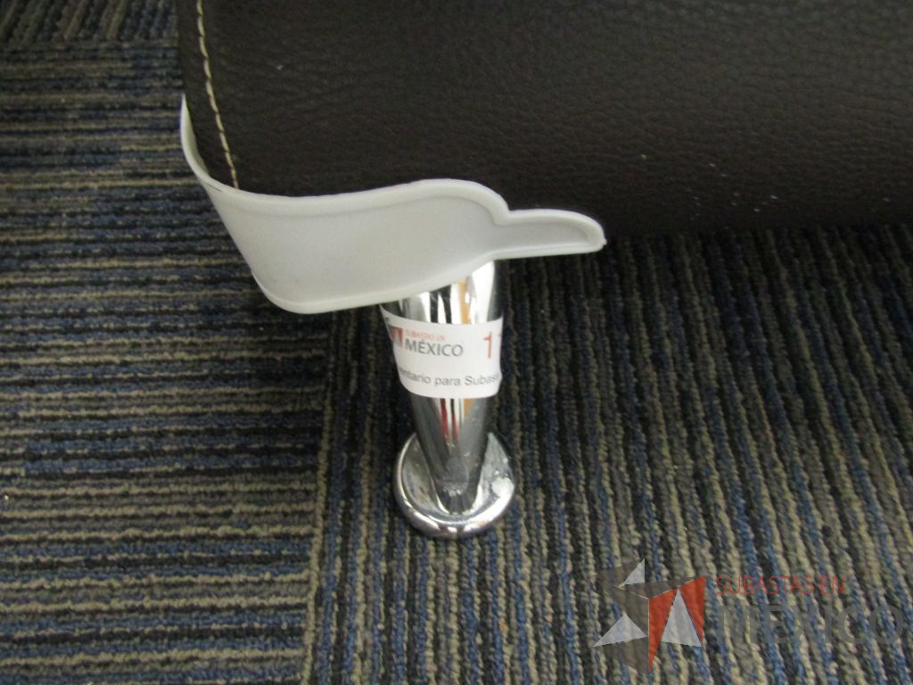 Lote 037 - Sillón de 3 plazas tipo piel con 4 patas metálicas, color negro - Imagen 4