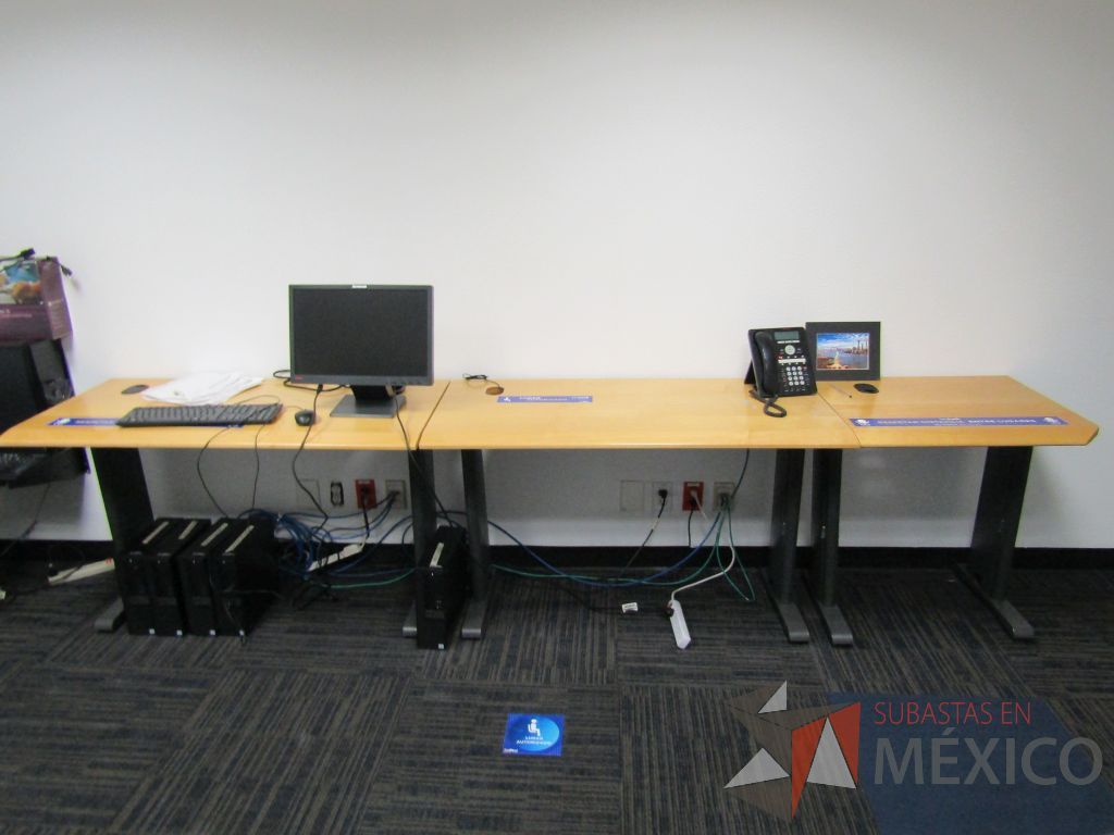 Lote 041 - 3 Mesa de trabajo para 1 persona unidas