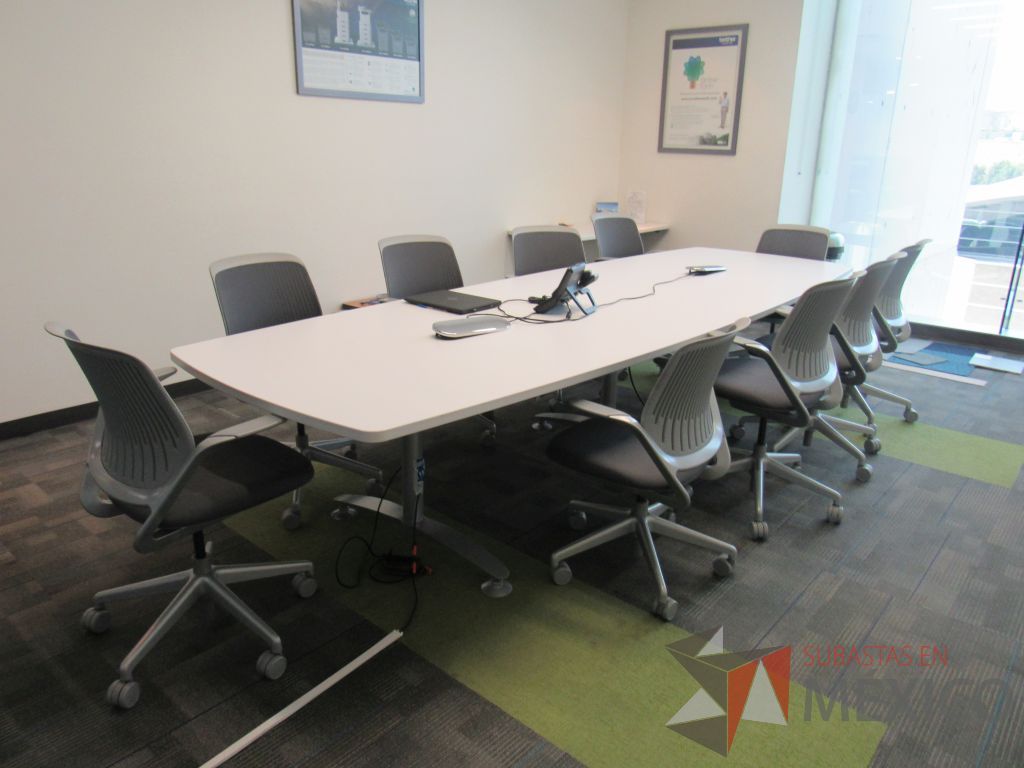 Lote 001 - Mesa de sala de juntas para 10 personas con base metálica, accesorio para conexiones y cubierta color blanco