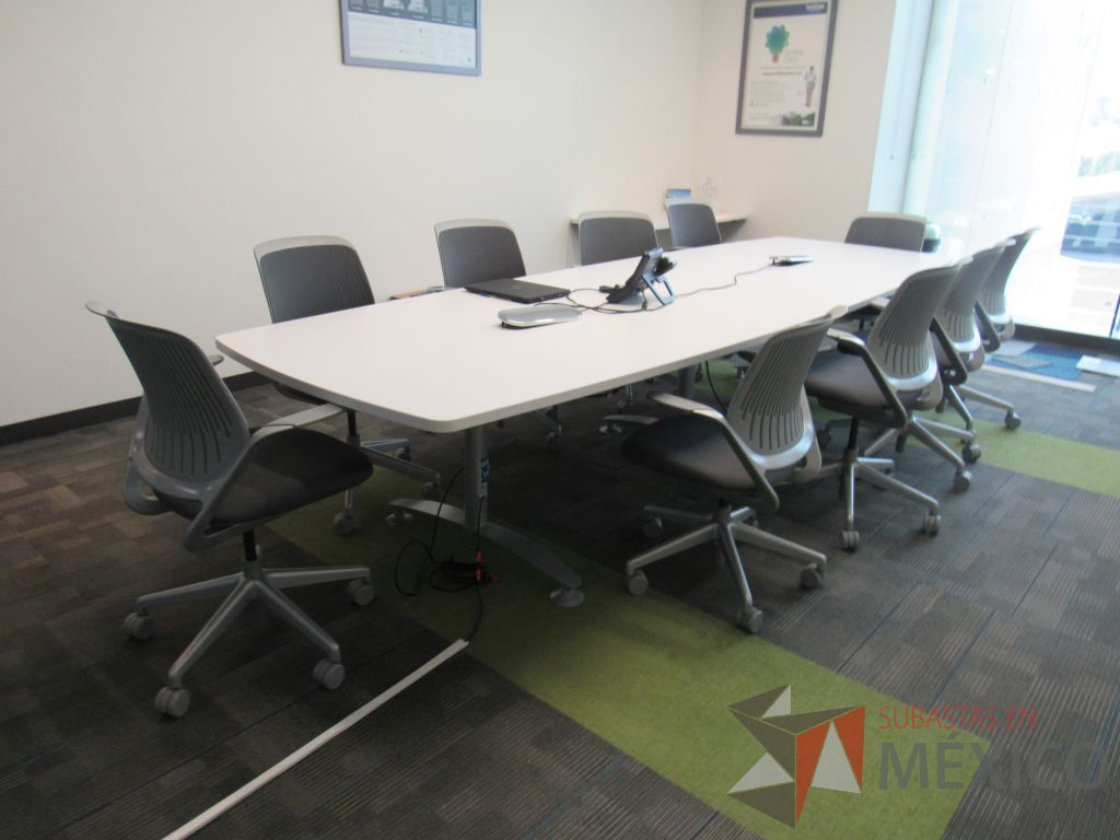 Lote 001 - Mesa de sala de juntas para 10 personas con base metálica, accesorio para conexiones y cubierta color blanco - Imagen 2