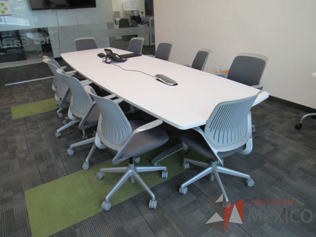 Lote 001 - Mesa de sala de juntas para 10 personas con base metálica, accesorio para conexiones y cubierta color blanco - Imagen 3