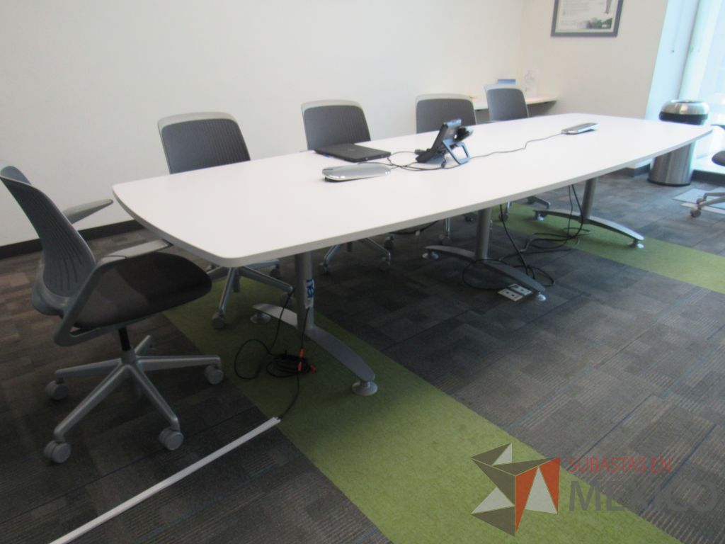 Lote 001 - Mesa de sala de juntas para 10 personas con base metálica, accesorio para conexiones y cubierta color blanco - Imagen 6