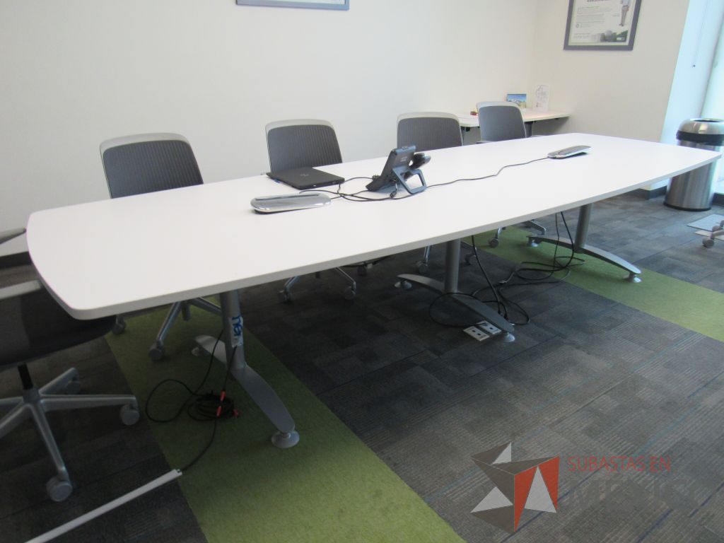 Lote 001 - Mesa de sala de juntas para 10 personas con base metálica, accesorio para conexiones y cubierta color blanco - Imagen 7