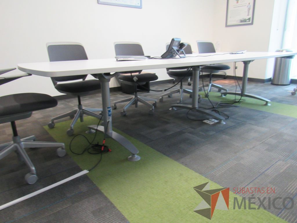 Lote 001 - Mesa de sala de juntas para 10 personas con base metálica, accesorio para conexiones y cubierta color blanco - Imagen 8