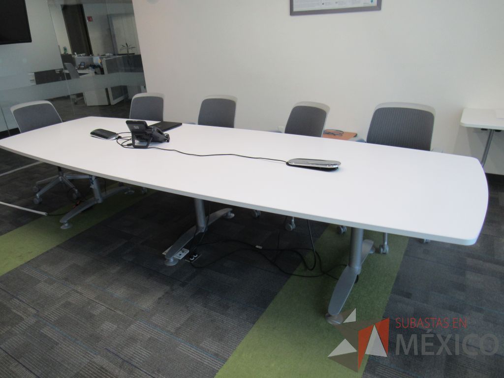 Lote 001 - Mesa de sala de juntas para 10 personas con base metálica, accesorio para conexiones y cubierta color blanco - Imagen 9