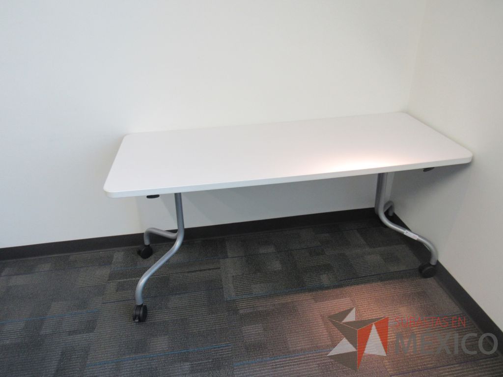 Lote 112 - 2 Mesas de trabajo plegable con ruedas y cubierta color blanco - Imagen 2