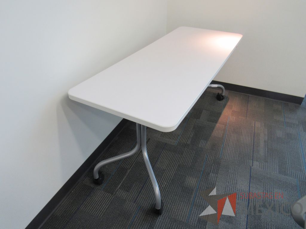 Lote 112 - 2 Mesas de trabajo plegable con ruedas y cubierta color blanco - Imagen 3