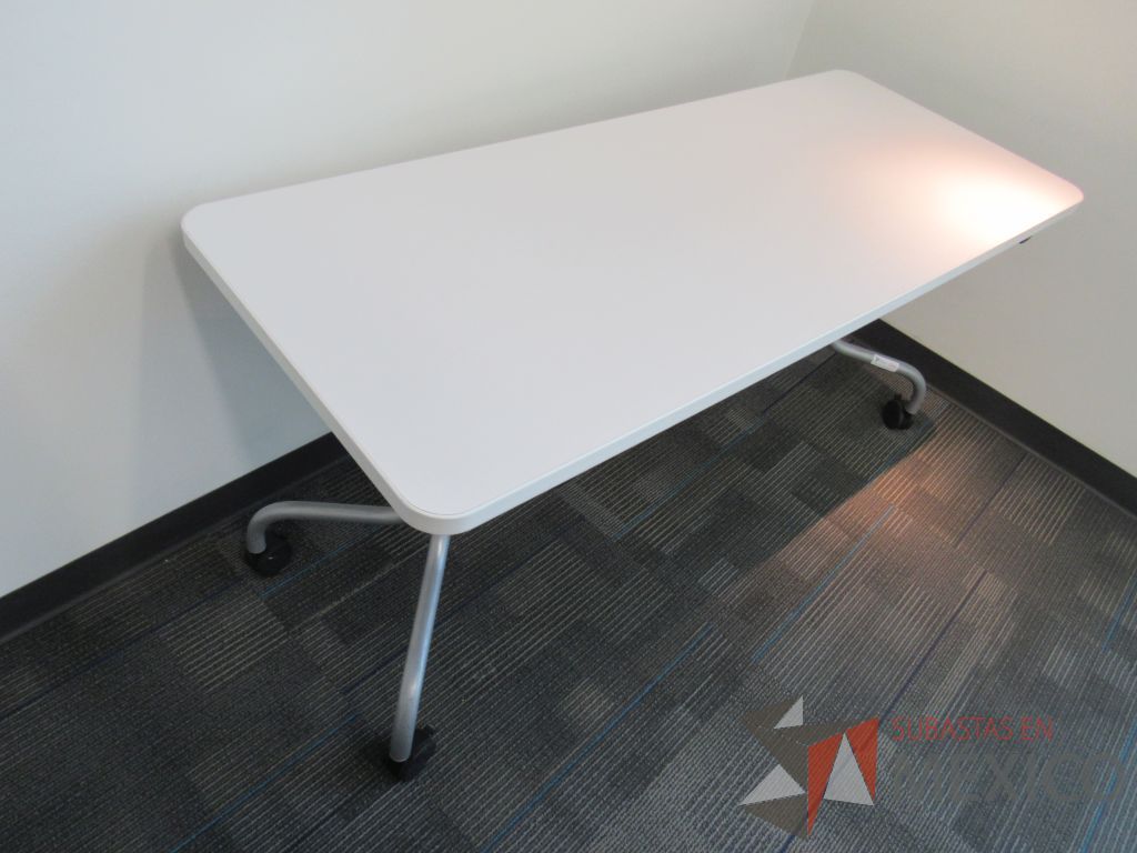 Lote 112 - 2 Mesas de trabajo plegable con ruedas y cubierta color blanco